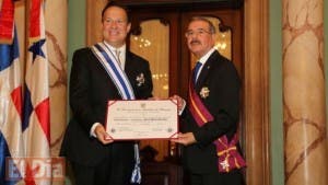 Danilo Medina recibe condecoración; impone distinción oficial a Juan Carlos Varela