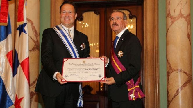 Danilo Medina recibe condecoración; impone distinción oficial a Juan Carlos Varela