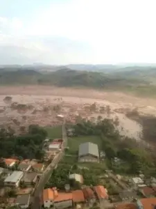 Estalla presa en Sureste de Brasil; temen que haya muertos