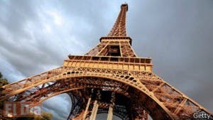 La Torre Eiffel transformada en un bosque virtual para la COP21