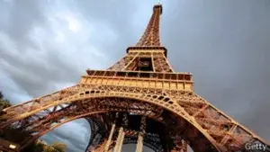 La Torre Eiffel transformada en un bosque virtual para la COP21