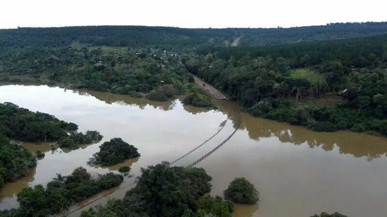 Los ríos siguen creciendo en el sur de Brasil y se mantiene el alerta