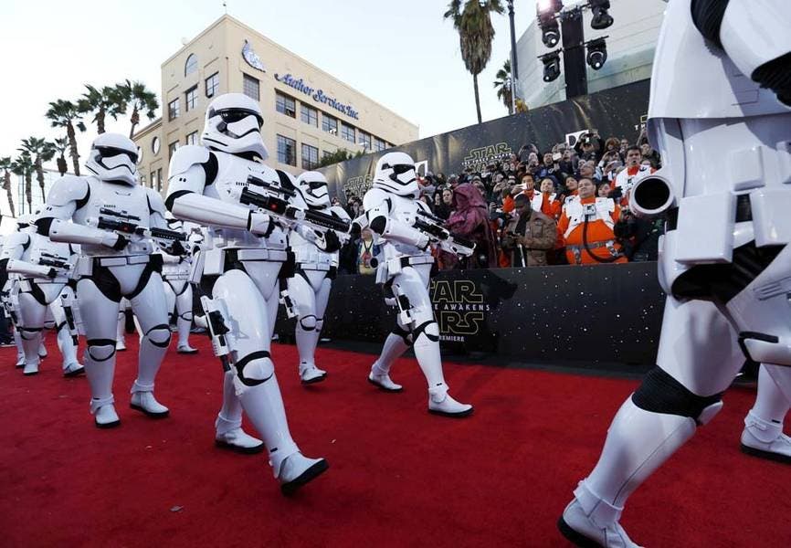“Star Wars” despliega su fuerza en el estreno mundial de “The Force Awakens»