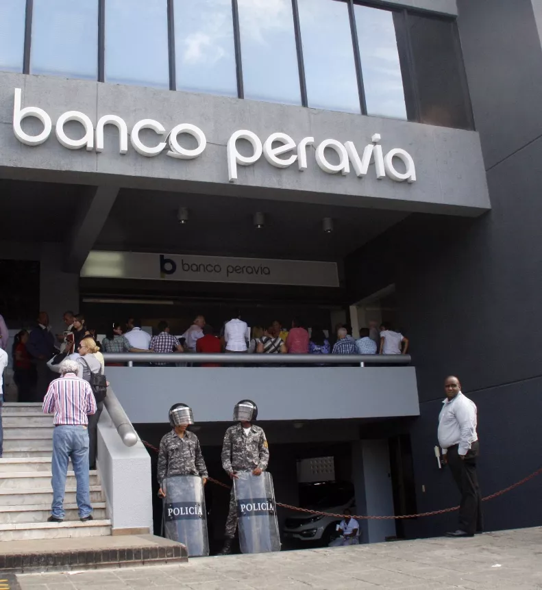 Interrogan ejecutivo del Banco Peravia denunció entrega de dinero a fiscal