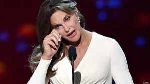En años recientes Jenner ganó popularidad por ser el padrastro de las hermanas Kim, Khloé y Kourtney Kardashian.