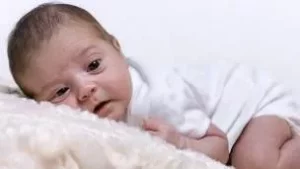 Según el doctor, los niños reconocen la posición fetal y por eso se sienten "cómodos y felices".