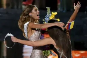 Artistas colombianos apoyan a Miss Colombia coronada Miss Universo por error