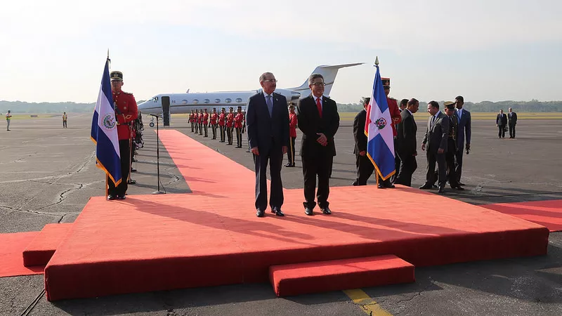 Danilo Medina llega a El Salvador para participar en Cumbre Sica