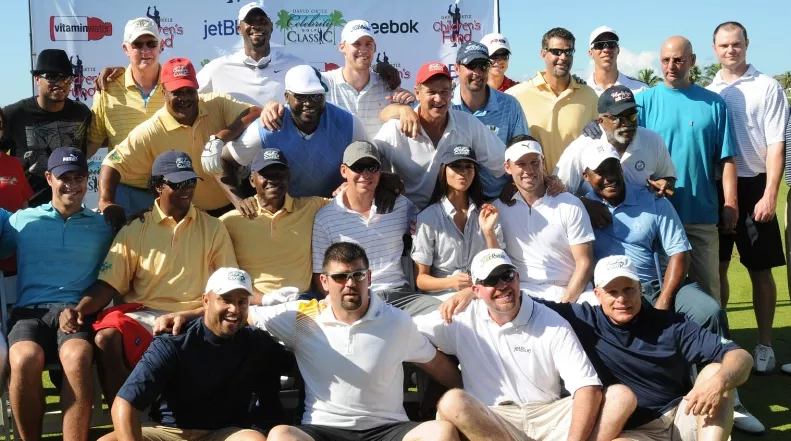 Grupo de celebridades en el Clásico de golf David Ortiz.