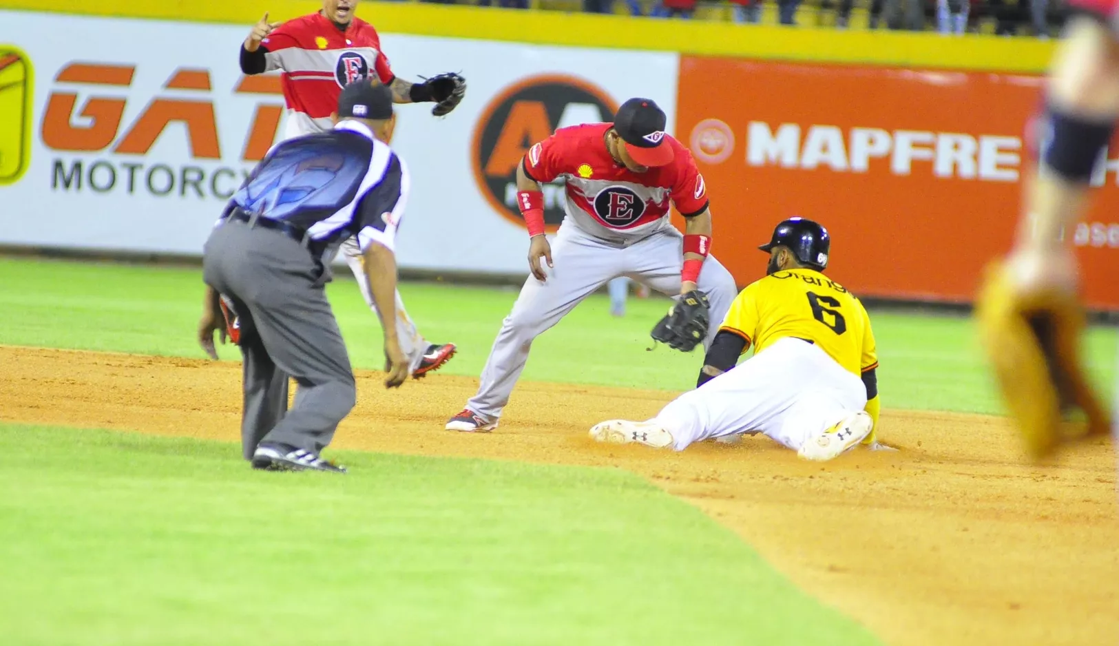 Leones se mantienen firmes en el tercero