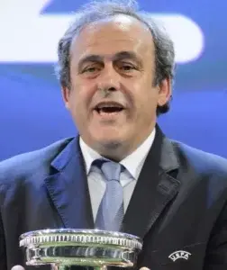 Platini sigue como un héroe para franceses