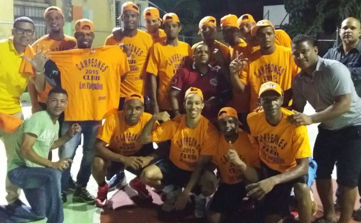 Equipo Negro campeón del torneo de basket superior del club Los Coquitos 2015.