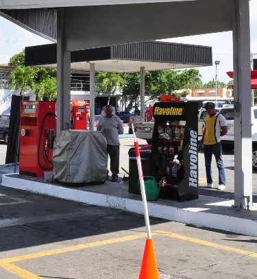 El Gobierno baja precios de los combustibles