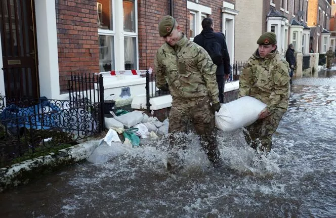 Escuelas y hospitales cerrados en el norte de Inglaterra por inundaciones