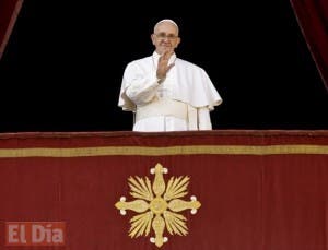 El papa transmite mensaje de misericordia en día de Navidad