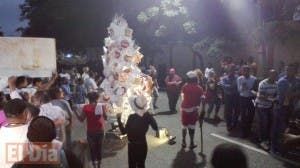 Manifestantes adornan «Arbolito de la Corrupción» en décima Cadena Humana OISOE