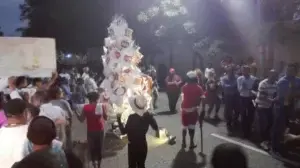 Manifestantes adornan «Arbolito de la Corrupción» en décima Cadena Humana OISOE