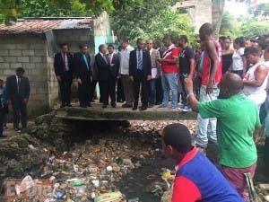 Danilo Medina promete sanear cañada tras realizar visita sorpresa en Las Cañitas