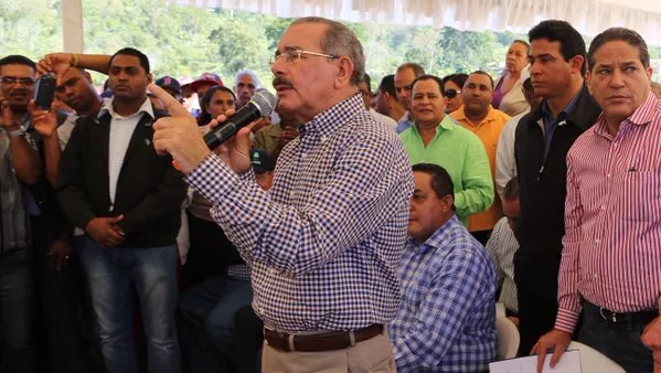 Danilo Medina aprueba financimiento y entrega títulos provisionales a productores de Azua