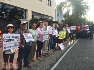 Otra vez manifestantes realizan cadena humana sorpresa en frente de la Oisoe