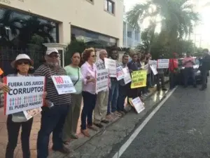 Otra vez manifestantes realizan cadena humana sorpresa en frente de la Oisoe