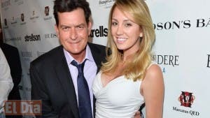 Exprometida demanda a Charlie Sheen por exponerla al VIH