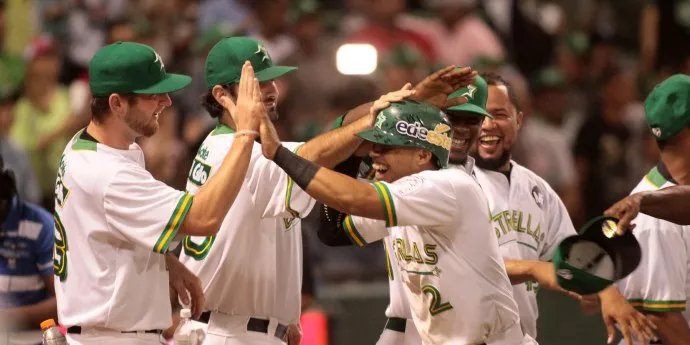 Las Estrellas empatan en la cima del béisbol dominicano