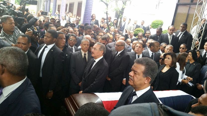 Danilo Medina y Leonel Fernández encabezan guardia de honor a los restos de «Juancito»
