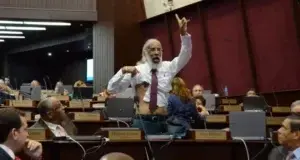 Diputado Hubieres demuestra en plena sesión que solo estaba armado de un cepillo para peinarse la barba