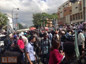 Cañeros reclaman Gobierno les otorgue residencia permanente; policías impiden marcha