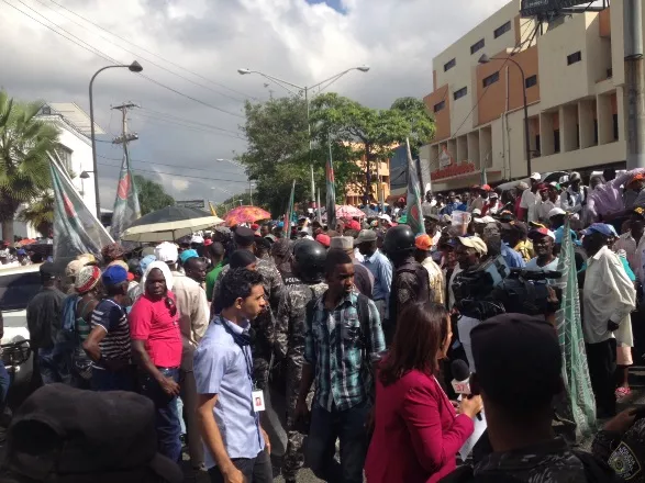 Cañeros reclaman Gobierno les otorgue residencia permanente; policías impiden marcha