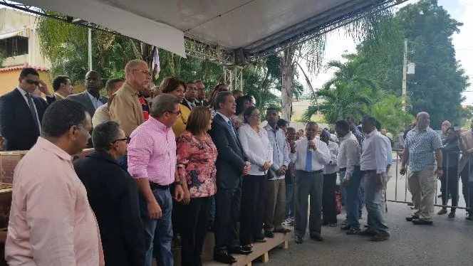 Leonel entrega cajas navideñas; pide a los dominicanos tener 