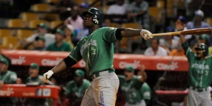 Jonrón de Sanó, triunfo de Estrellas en béisbol dominicano