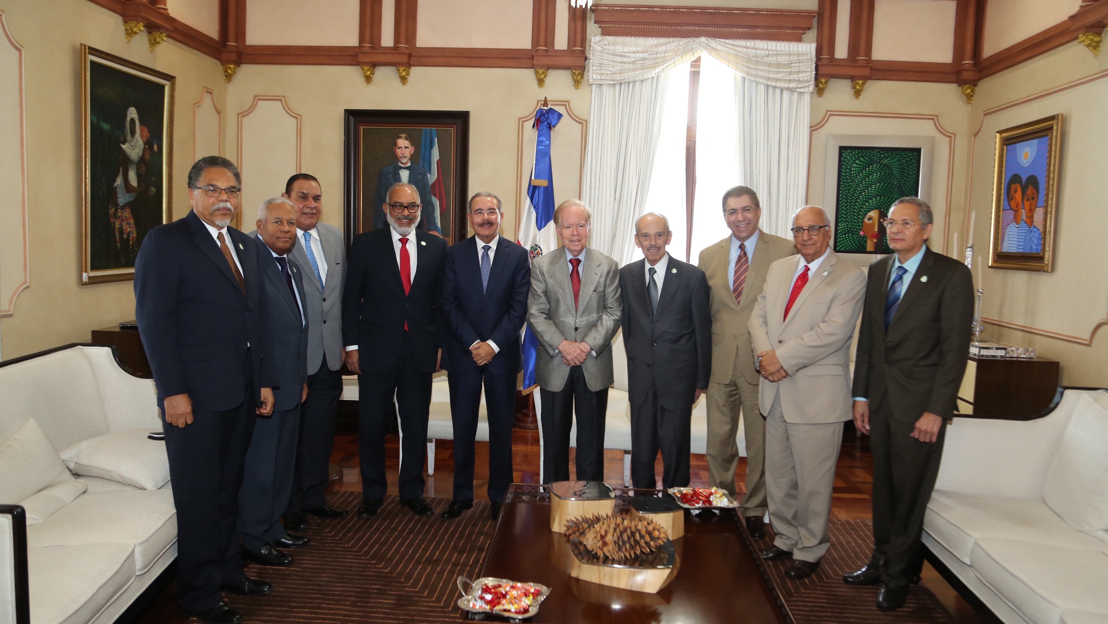 Presidente Medina recibe Sociedad Dominicana  Diarios