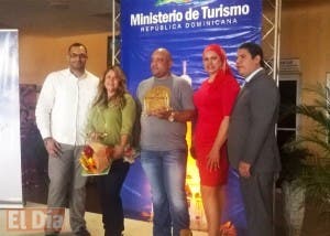 Mitur y Aeropuerto Cibao reciben Pasajero del Año y Dominicano Ausente 2015