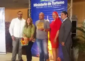 Mitur y Aeropuerto Cibao reciben Pasajero del Año y Dominicano Ausente 2015