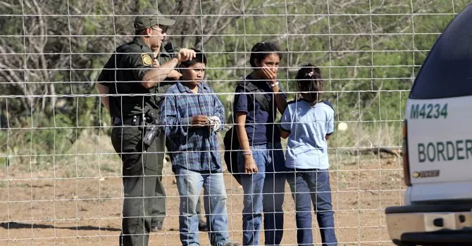 Niños cruzando la frontera