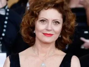 Actriz Susan Sarandon visita isla Lesbos para ayudar en recepción de refugiados