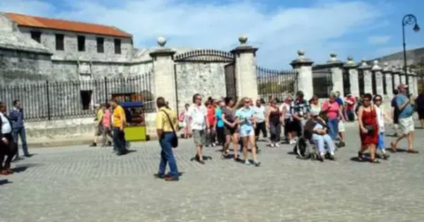 Turistas-visita-sitios-historicos-Cuba_LRZIMA20151224_0074_11