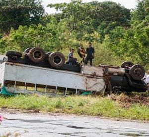 Trece muertos y 34 heridos deja un choque de camiones en el oriente de Cuba