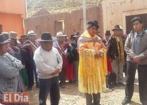 Visten de mujer a alcalde indígena en Bolivia como castigo por mala gestión