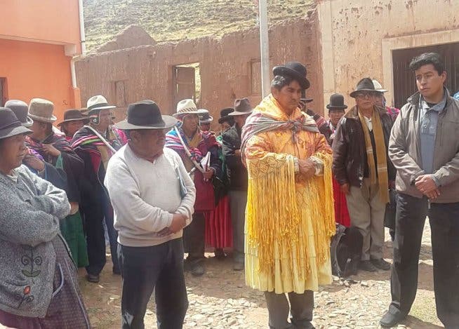 Visten de mujer a alcalde indígena en Bolivia como castigo por mala gestión