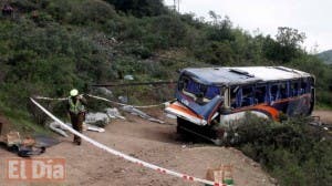 Argentina: Mueren 41 policías al caer autobús por barranco