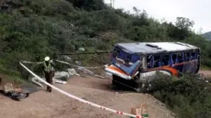 Argentina: Mueren 41 policías al caer autobús por barranco