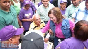 Sandra Abinader recorre barrios de la avenida Independencia