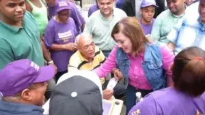 Sandra Abinader recorre barrios de la avenida Independencia