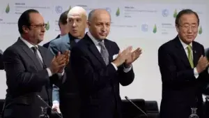 Fabius presenta el acuerdo del clima de París al plenario de la COP21