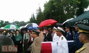 Restos del alcalde Juan de los Santos son sepultados