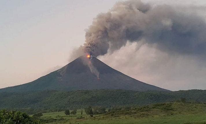 El volcán nicaragüense Momotombo entra en erupción después de 110 años