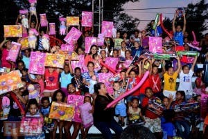 Candidata a diputada entrega juguetes a niños del sector 30 de Mayo